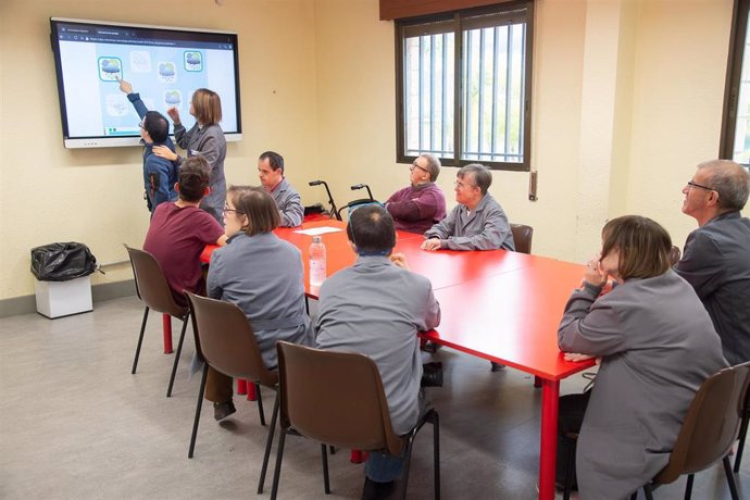Archivo - Actividad en un centro ocupacional de Tasubinsa