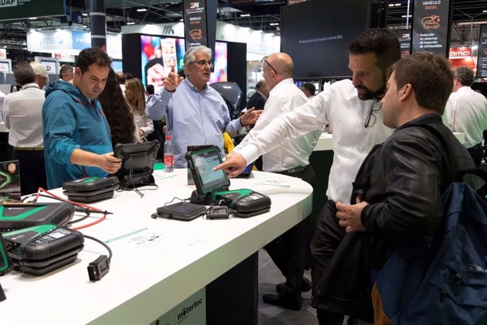 Varias personas participan en la Galería de la Innovación en Motortec 2025, en Madrid.