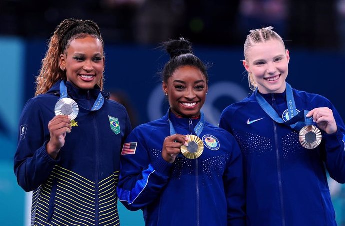 Archivo - Las gimnastas Simone Biles (oro), Rebeca Andrade (plata) y Jade Carey (bronce), en el podio de los Juegos de París.