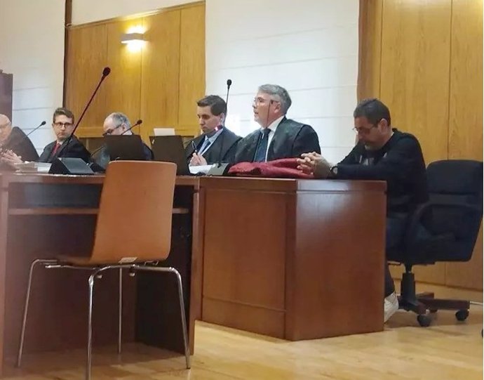 Archivo - El condenado, primero por la derecha, durante el juicio celebrado en su día en la Audiencia de Valladolid.