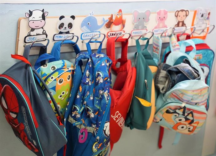Archivo - Detalle de las mochilas de los alumnos del CEIP Juan Ramón Jiménez (imagen de archivo). 