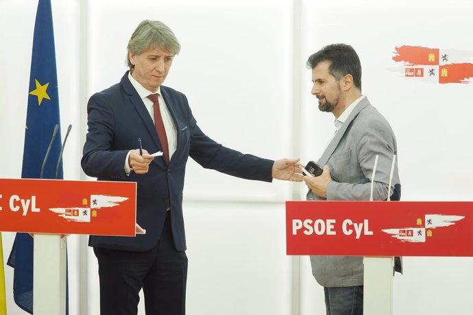 El actual secretario autonómico electo del PSOE, Carlos Martínez, junto al portavoz del Grupo Parlamentario Socialista, Luis Tudanca, en una rueda de prensa.