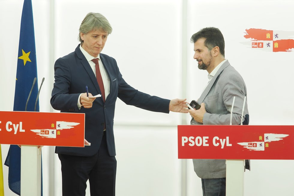 El actual secretario autonómico electo del PSOE, Carlos Martínez, junto al portavoz del Grupo Parlamentario Socialista, Luis Tudanca, en una rueda de prensa.