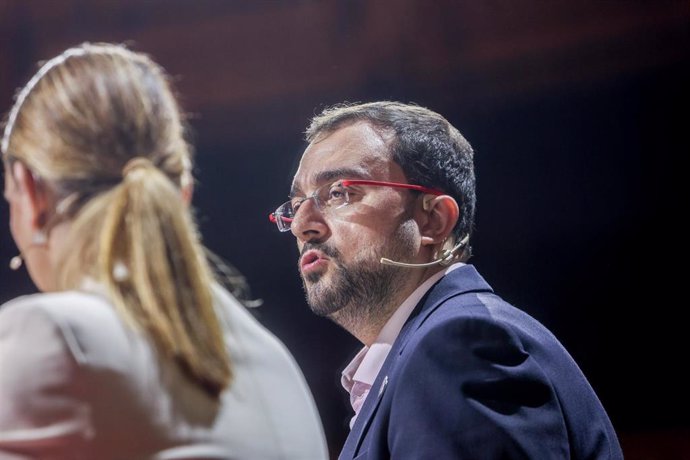 Archivo - El presidente del Principado de Asturias, Adrián Barbón, durante la quinta edición del Gran Foro del Talento, en el Teatro Real, a 16 de mayo de 2024, en Madrid (España). 