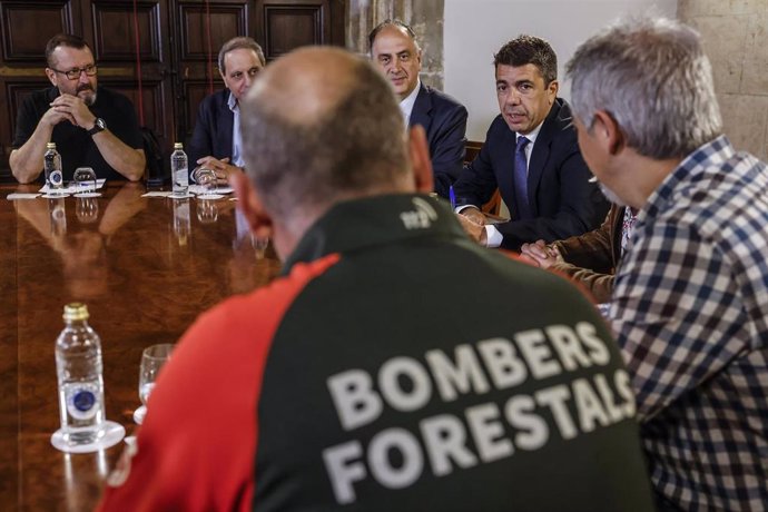 El conseller de Emergencias e Interior, Juan Carlos Valderrama (2d), y el presidente de la Generalitat Valenciana, Carlos Mazón (d), durante una reunión con organizaciones sindicales de bomberos forestales