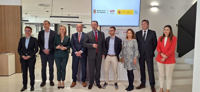 Asistentes a la inauguración.