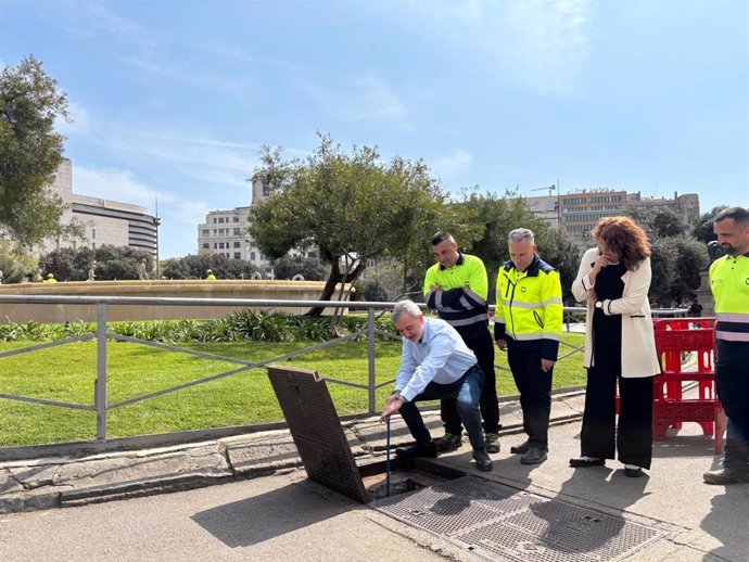 El alcalde Jaume Collboni reabre la llave que suministra agua a las Fonts Bessones de plaza Catalunya