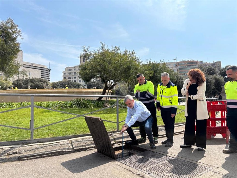 El alcalde Jaume Collboni reabre la llave que suministra agua a las Fonts Bessones de plaza Catalunya