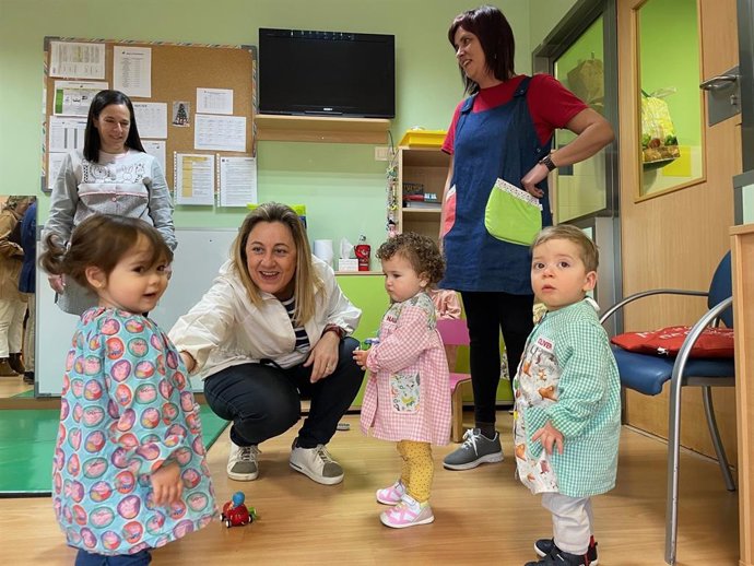 La conseyera d'Educación, Lydia Espina, n'una visita a una escuela de 0 a 3.  