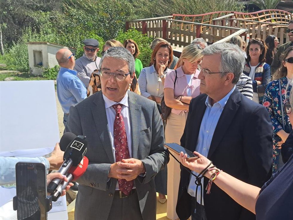 Francisco Salado ha felicitado al alcalde de Estepona, José María García Urbano, por su clara apuesta por la Senda Litoral, iniciativa que puso en marcha la Diputación con la colaboración de los ayuntamientos costeros y de la Junta de Andalucía.