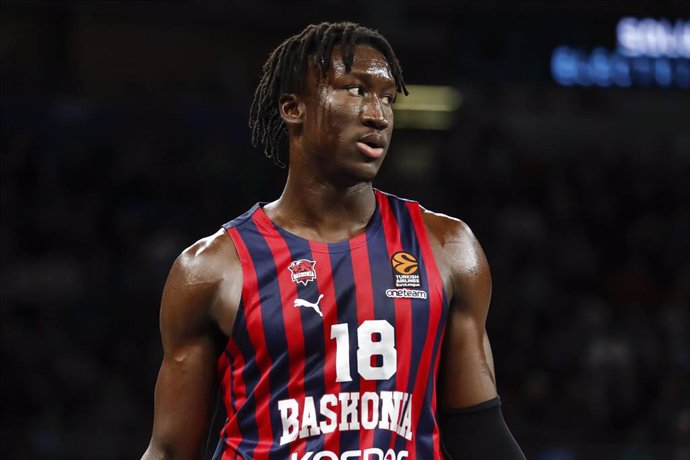 Archivo - Khalifa Diop of Baskonia Vitoria-Gasteiz looks on during the Turkish Airlines EuroLeague Regular Season Round 21 match between Baskonia Vitoria-Gasteiz and Olympiacos Piraeus at Fernando Buesa Arena on January 14, 2025 in Vitoria, Spain.