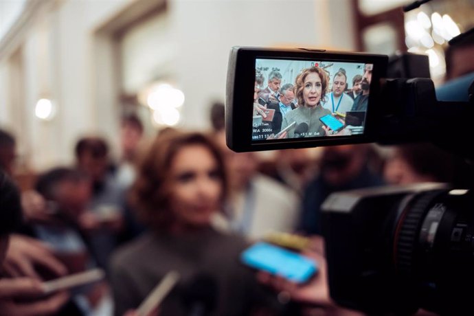 Archivo - La vicepresidenta primera y ministra de Hacienda, María Jesús Montero, en los pasillos del Congreso 