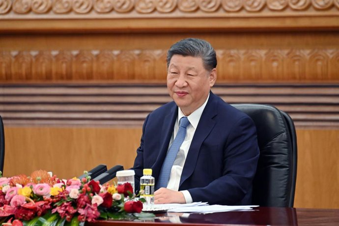 28 de março de 2025, China, Pequim: O presidente chinês, Xi Jinping, realiza uma reunião com CEOs de empresas globais. Xi elogiou a China como um local seguro para investimentos. Foto: Johannes Neudecker/dpa