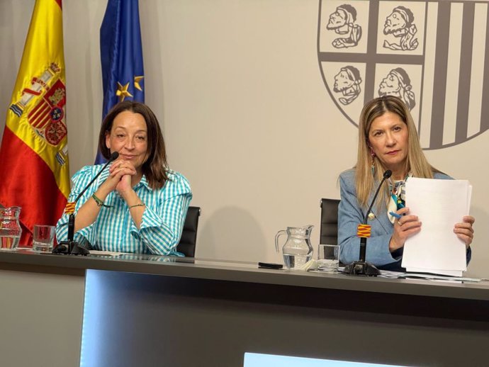 La vicepresidenta de Aragón y portavoz del Ejecutivo, Mar Vaquero, junto a la consejera de Bienestar Social y Familia, Carmen Susín, en la rueda de prensa posterior al Consejo de Gobierno.