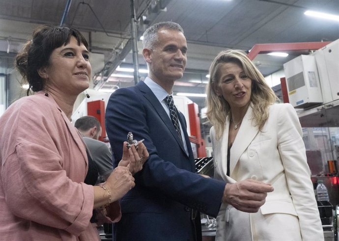 La vicepresidenta segunda y ministra de Trabajo y Economía Social, Yolanda Díaz, durante su visita a la cooperativa Copreci del grupo Mondragon, en Aretxabaleta (Gipuzkoa)