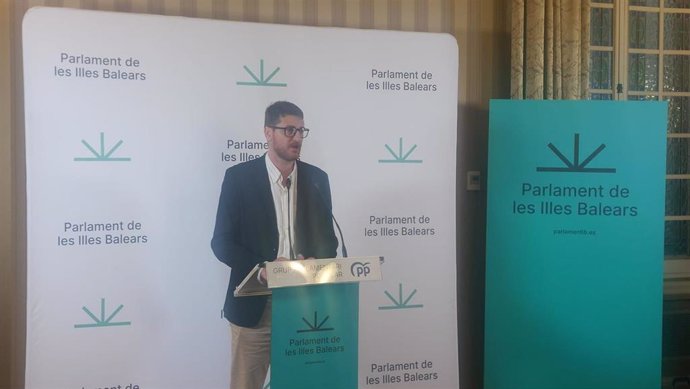 El portavoz del PP en el Parlament, Sebastià Sagreras, en rueda de prensa.