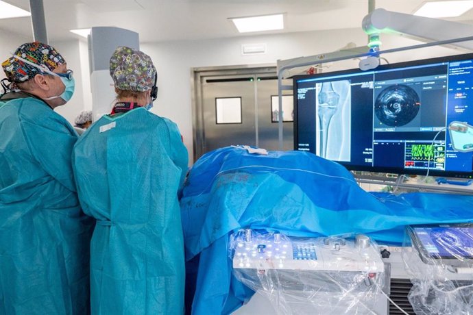 Cirujanos vasculares del Hospital de Jaén en una intervención.