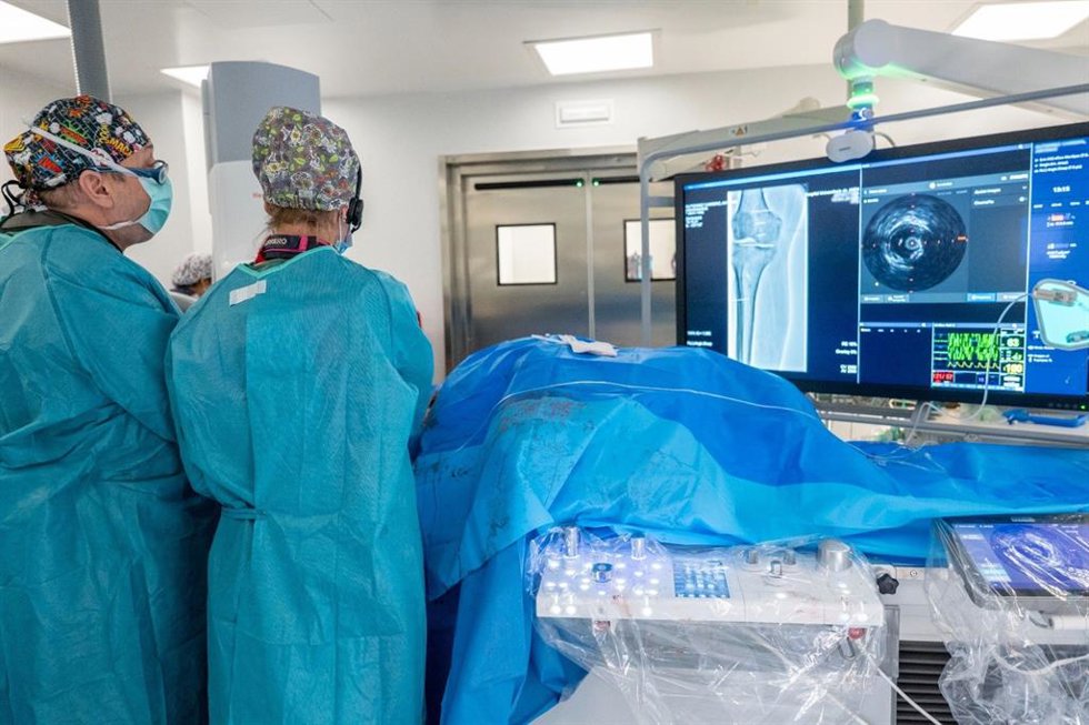 Cirujanos vasculares del Hospital de Jaén en una intervención.