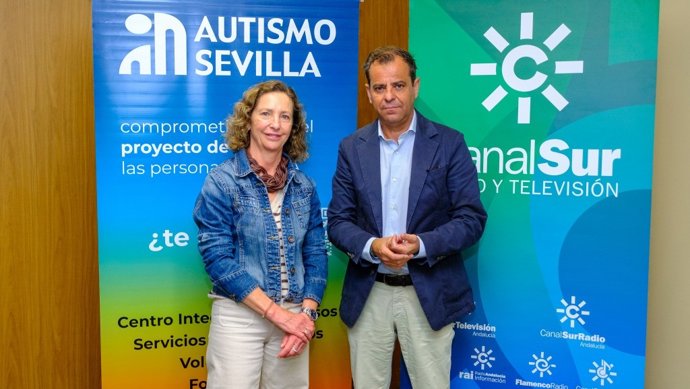La presidenta de Autismo Sevilla y el director general de la RTVA tras la firma del convenio de colaboración.