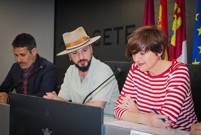 Presentación de la actuación del artista Jairo deRemache.