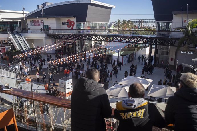 Archivo - Clientes y visitantes durante la reapertura de gran parte de las tiendas del centro comercial de Bonaire, a 13 de febrero de 2025, en Aldaia, Valencia (España). El centro reabre gran parte de sus tiendas a la espera de que las restantes lo hagan