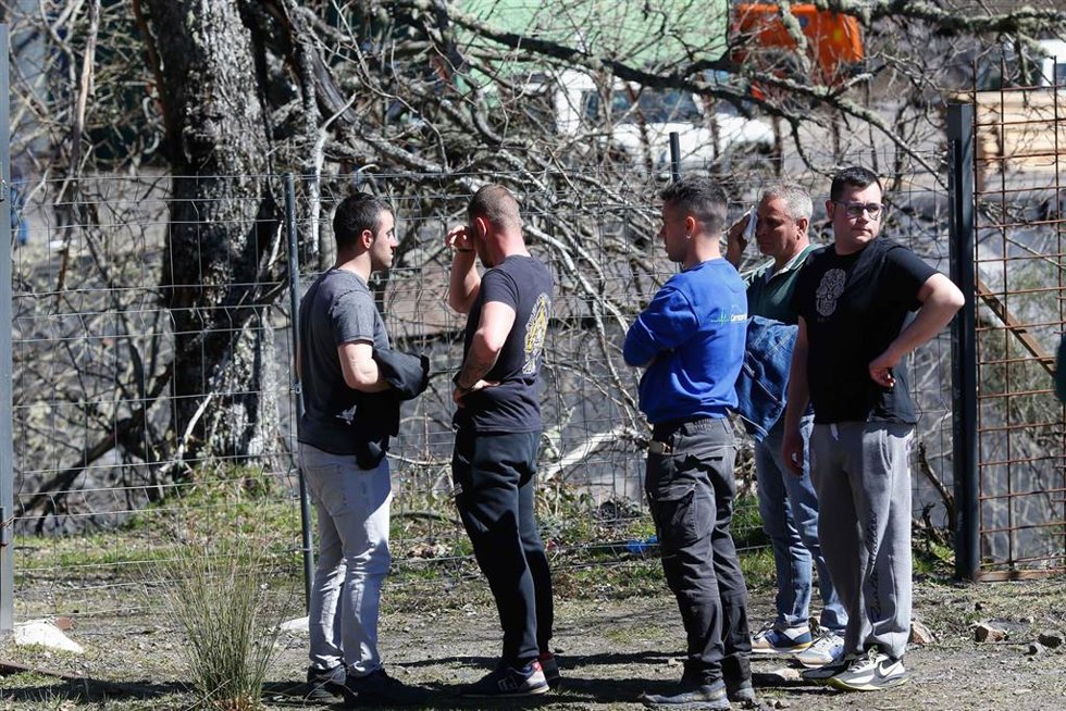 Familiares y amigos de las víctimas durante las labores de búsqueda de las víctimas del accidente en la mina de Cerredo, a 31 de marzo de 2025, en Degaña, Asturias (España). Cinco personas han fallecido y otras cuatro han resultado heridas de considerac