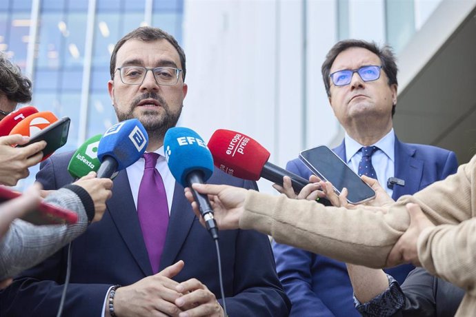 El presidente del Principado de Asturias, Adrián Barbón (i), y el ministro para la Transformación Digital y de la Función Pública, Óscar López (d), a su llegada a una reunión, en la sede del Ministerio para la Transformación Digital y de la Función Públic