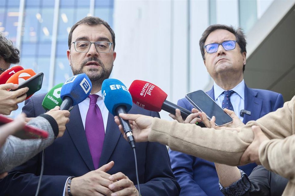 El presidente del Principado de Asturias, Adrián Barbón (i), y el ministro para la Transformación Digital y de la Función Pública, Óscar López (d), a su llegada a una reunión, en la sede del Ministerio para la Transformación Digital y de la Función Públ