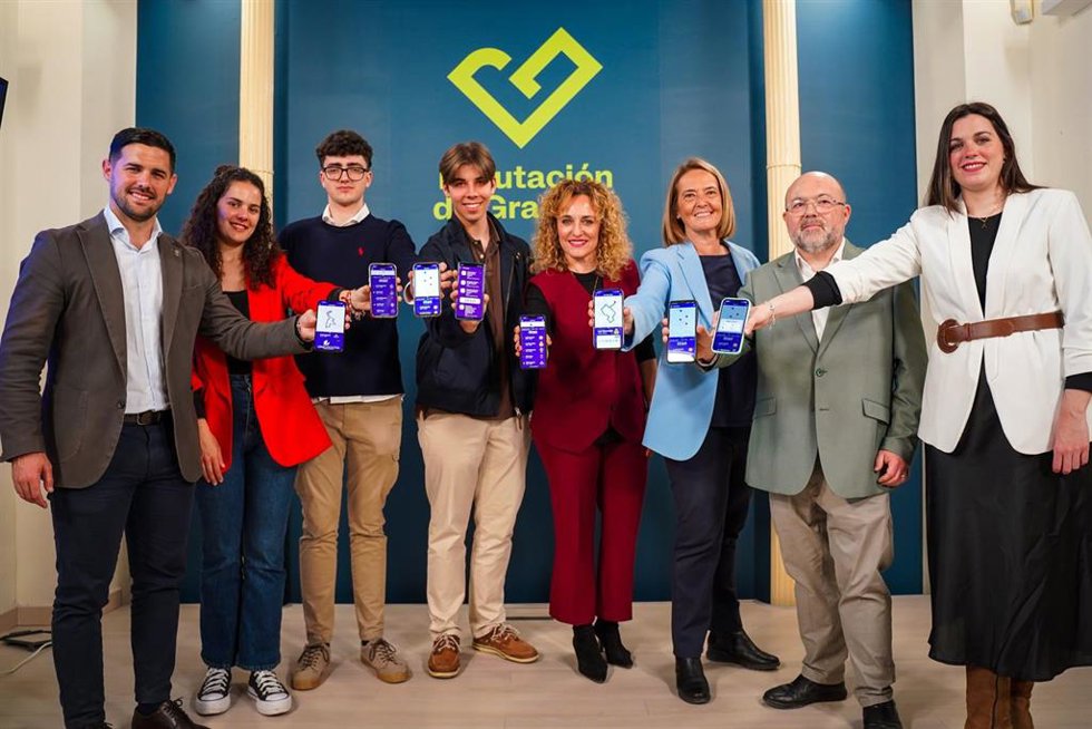 La diputada provincial de Turismo, Marta Nievas, en el centro en la imagen, con la alcaldesa de Motril, Luisa García Chamorro, a su izquierda, en la presentación de la ampliación de Geopasos