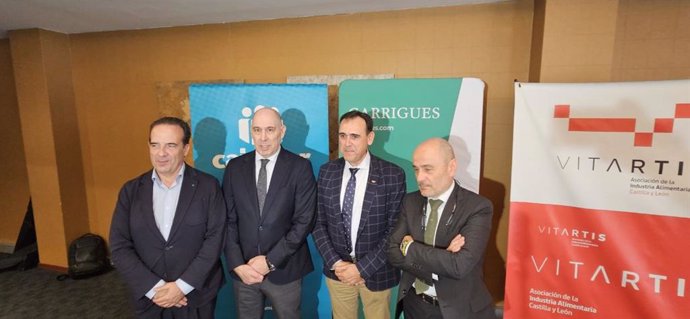El viceconsejero de Economía y Competitividad, Carlos Martín, participa en la clausura de la jornada 'El reto de crecer' organizada por Vitartis, y el presidente de Vitartis y consejero delegado de Grupo Hermi, Santiago Miguel