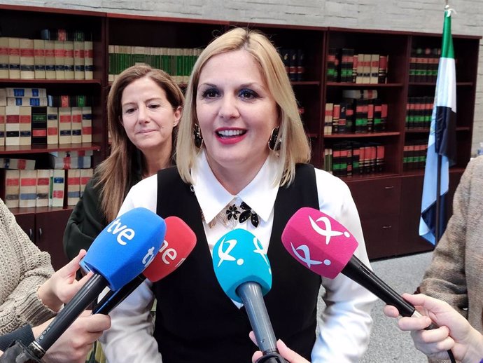La consejera de Hacienda y Administración Pública, Elena Manzano, atiende a los medios de comunicación tras la Mesa General de Negociación.