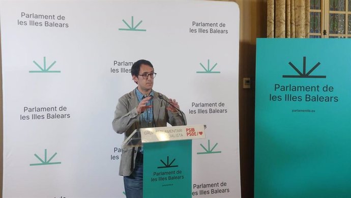 El portavoz del PSIB en el Parlament, Iago Negueruela, durante la rueda de prensa.