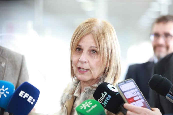 La alcaldesa de Jerez, María José García-Pelayo, atiende a los periodistas en una imagen de archivo.