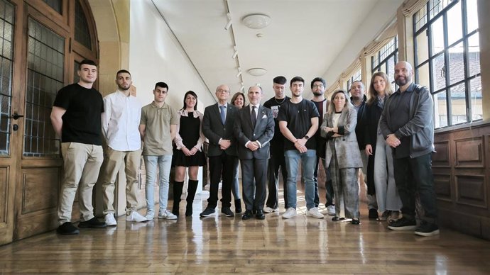 Foto de familia de los participantes en 'TalentUO' con el rector, Ignacio Villaverde, en el centro.