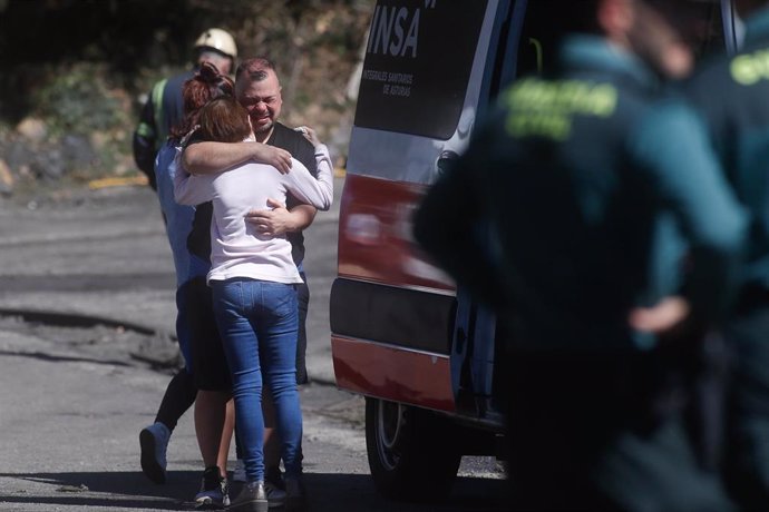 Familiares y amigos de las víctimas durante las labores de búsqueda de las víctimas del accidente en la mina de Cerredo, a 31 de marzo de 2025, en Degaña, Asturias (España). Cinco personas han fallecido y otras cuatro han resultado heridas de consideració