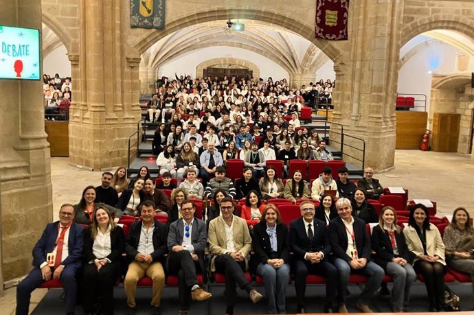 Autoridades  y participantes en el IV Concurso de Debate Escolar de Extremadura