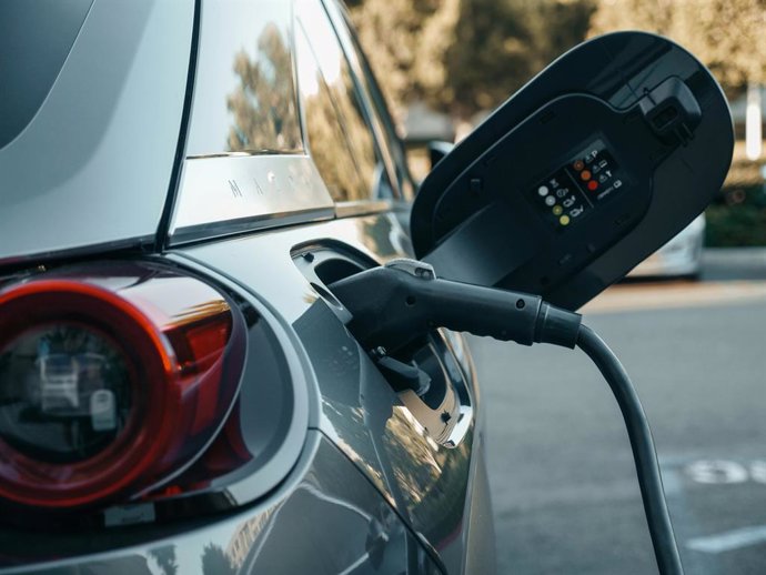 Archivo - El 91% de los españoles que prevé comprarse un coche, optará por un eléctrico, según Europ Assistance.