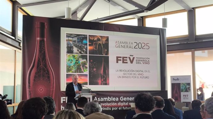 El presidente de la Federación Española del Vino (FEV), Pedro Ferrer, durante la Asamblea General de la FEV