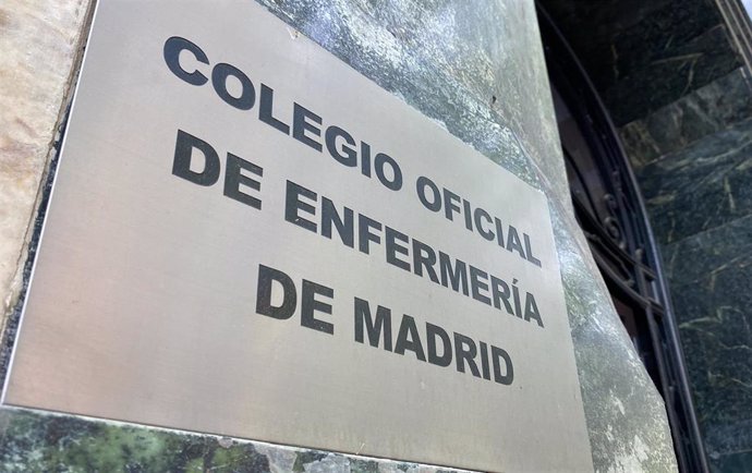 Archivo - Placa en la sede del Colegio Oficial de Enfermería de Madrid