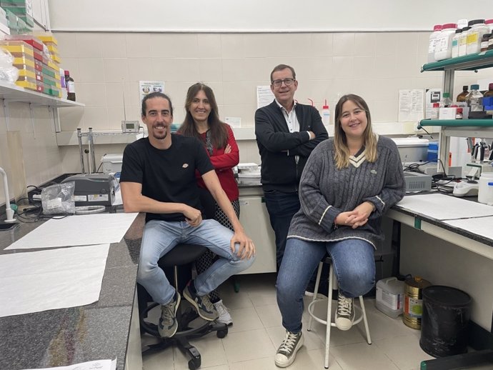 De izquierda a derecha, Albert Salas, Nancy Babio, Jordi Salas y Maria Fernández de la Puente, investigadores que han participado en el estudio.