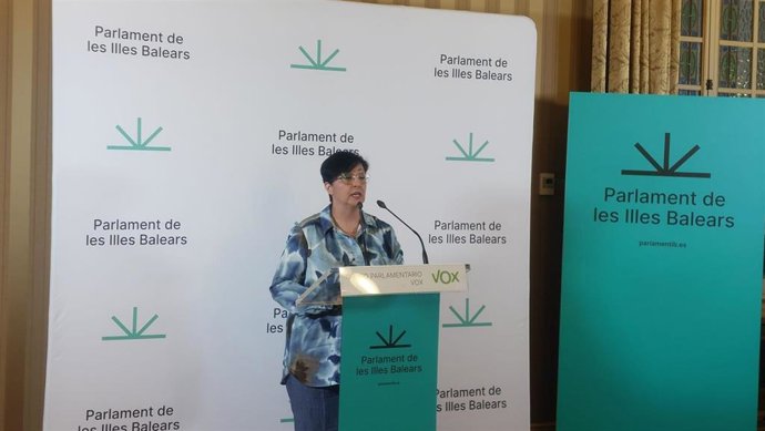La portavoz adjunta de Vox en el Parlament, María José Verdú, en rueda de prensa.