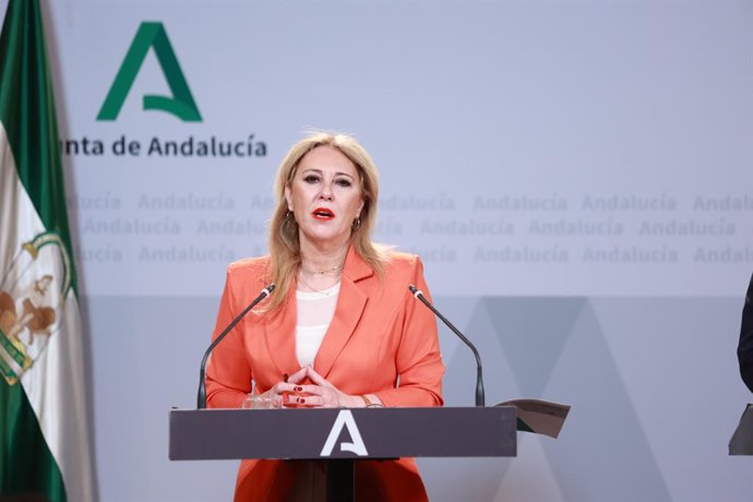 La consejera de Economía, Hacienda y Fondos Europeos y portavoz del Gobierno, CarolinaEspaña, interviene durante la rueda de prensa posterior al Consejo de Gobierno. A 09 de abril de 2025, en Sevilla (Andalucía, España). El Consejo de Gobierno de la Ju