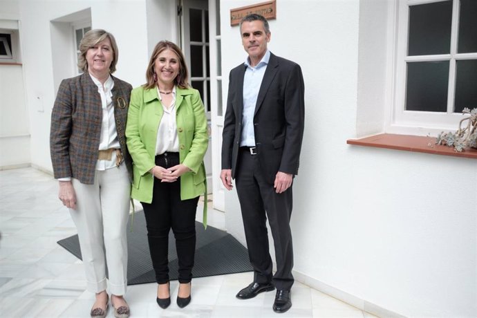 La concejala delegada de Educación, María Paz Flores, y los responsables del área de Relaciones Institucionales de Wolters Kluwer, Eduardo García y Teresa Gómez.