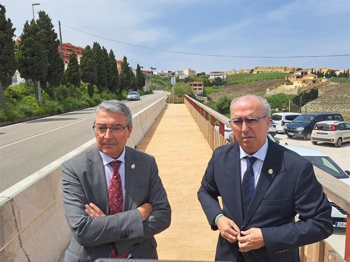 El presidente de la Diputación de Málaga, Francisco Salado, y el alcalde de Manilva, José Manuel Fernández, han inaugurado este paseo, que discurre paralelo a la carretera A-377 (Manilva-Gaucín).