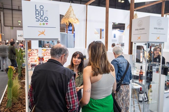 Distribuidores de cinco países visitan el expositor de 'Sabores Almería' en Salón Gourmets.