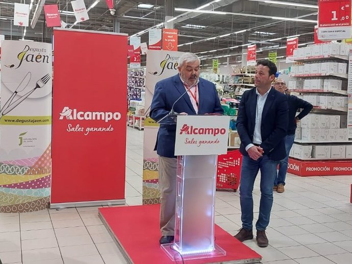 Manuel García y Javier Perales en la presentación de la acción promocional