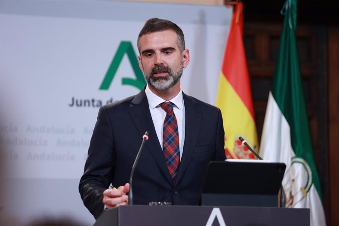 El consejero de Agricultura, Pesca, Agua y Desarrollo Rural, Ramón Fernández-Pacheco, interviene durante la rueda de prensa posterior al Consejo de Gobierno. A 09 de abril de 2025, en Sevilla (Andalucía, España). El Consejo de Gobierno de la Junta de Anda