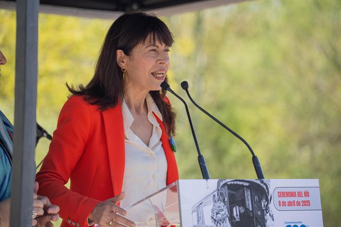 La ministra de Igualdad, Ana Redondo, asiste al acto 'Ceremonia del Río', en los Jardines Húmedos del Puente de Segovia, a 8 de abril de 2025, en Madrid (España). El encuentro ha sido organizado por el Consejo Estatal del Pueblo Gitano para conmemorar los