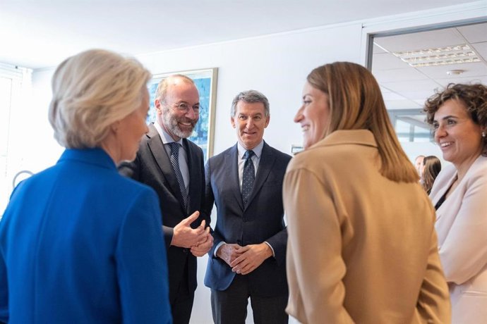 El líder del PP, Alberto Núñez Feijóo, convesa en Bruselas con la presidenta de la Comisión Europea, Ursula von der Leyen, la presidenta del Parlamento europeo, Roberta Metsola, y el presidente del PPE, Manfred Weber.