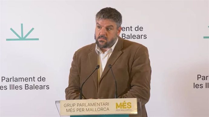El portavoz de MÉS per Mallorca, Lluís Apesteguia, en rueda de prensa.
